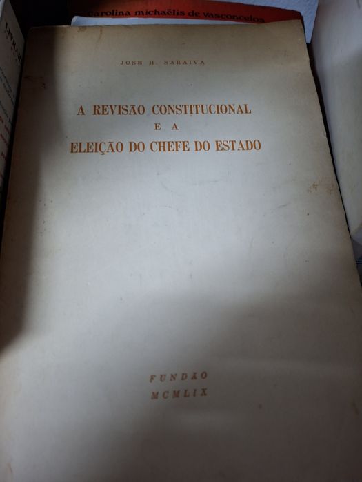 Livros de Direito e Constituições a 5 euros cada