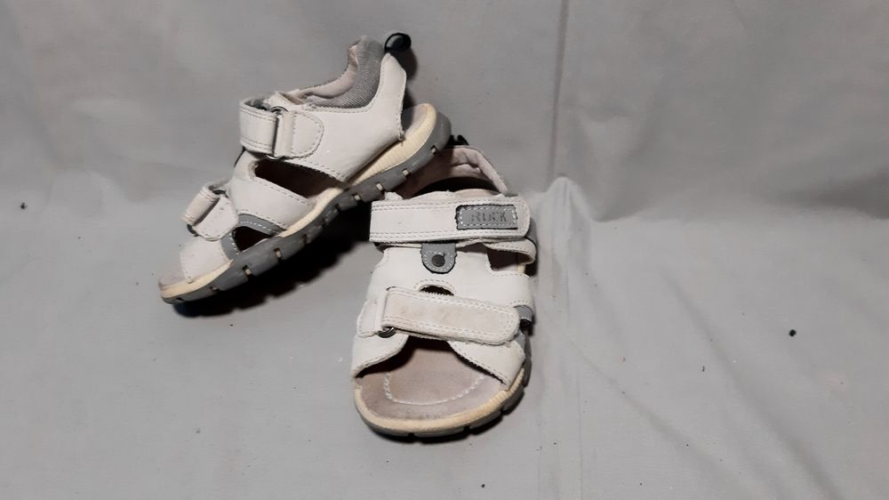 2 pares de sandalias criança