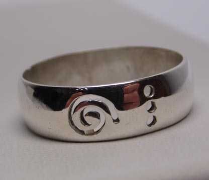 Srebrna obrączka wycinane wzorki R.26. 7 mm.