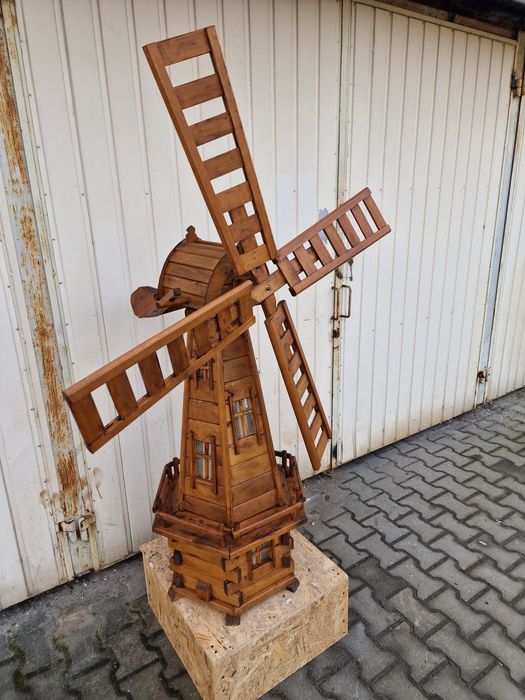 Wiatrak ogrodowy drewniany