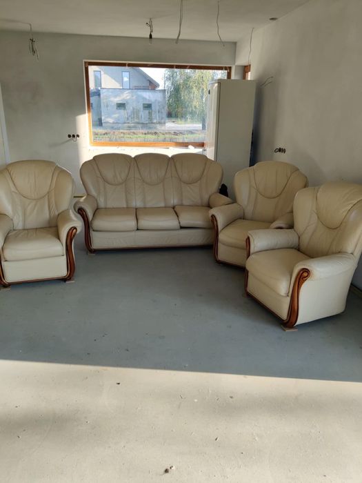 Komplet wypoczynkowy ze skóry 3+1+1+1 z drewnianymi zdobieniami