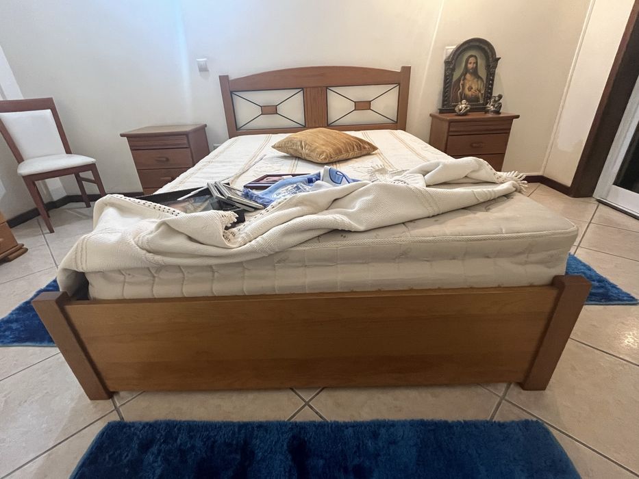 Cómoda com espelho, 2 mesas de cabeceira e cama de casal com colchão
