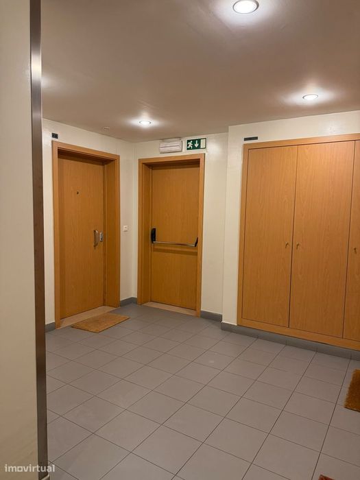 Apartamento T2 com Varanda e Garagem em Telheiras