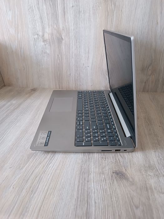 Ноутбук Lenovo Ryzen 8 по 3.6Gh 8GB SSD 256GB FHD VEGA 8