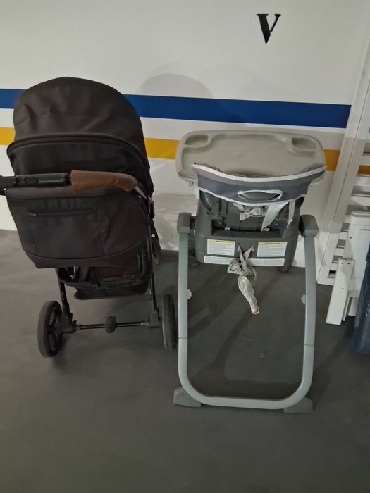 Carrinho de bebe e cadeira de comida