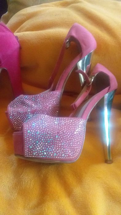 3 pares de sandálias em bom estado