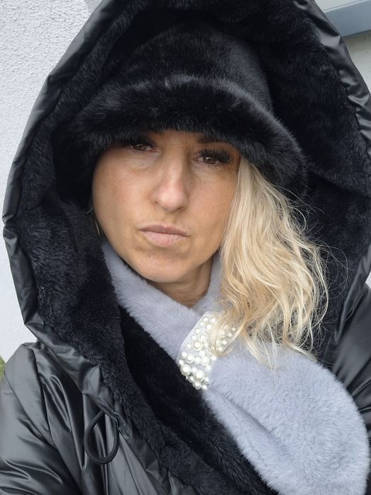 Czarny płaszcz pikowany 42