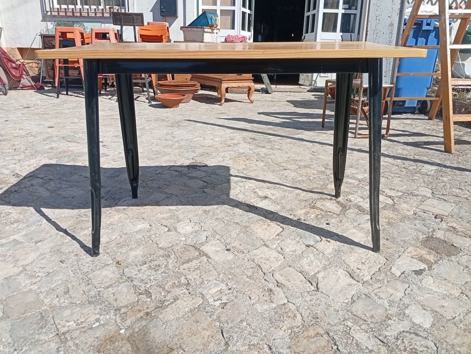 Mesa com pés em ferro e tampo em madeira