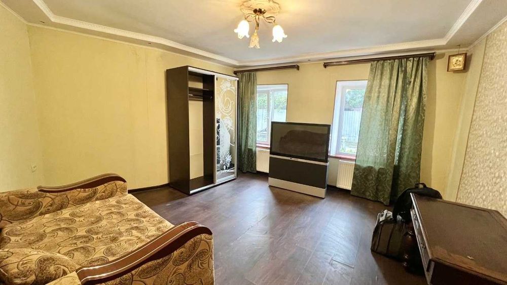 Продам 3-кімнатну квартиру на землі з палісадником та паркомісцем на Черемушках
