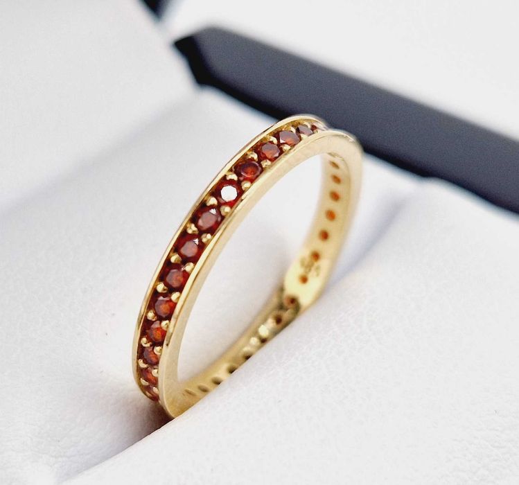 Złoty pierścionek z czerwonymi oczkami 1,25 g PR.585 14K R. 10