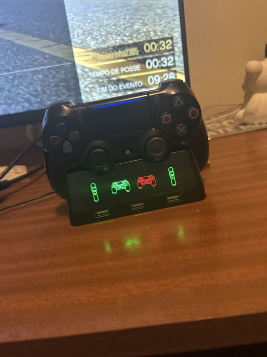 Ps4 pro 1T dois comandos e soporte para comados mas jogos