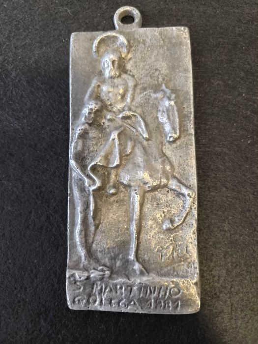 Placa em estanho, datada de 1981 da Feira de São Martinho da Golegã