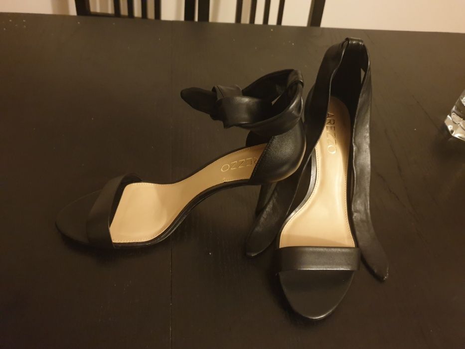 Sandália de couro Arezzo nova