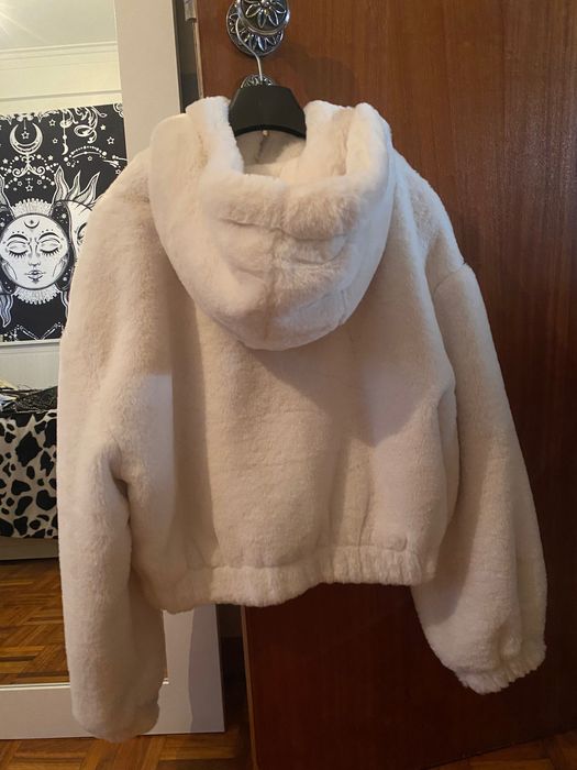 Casaco pelo branco BERSHKA