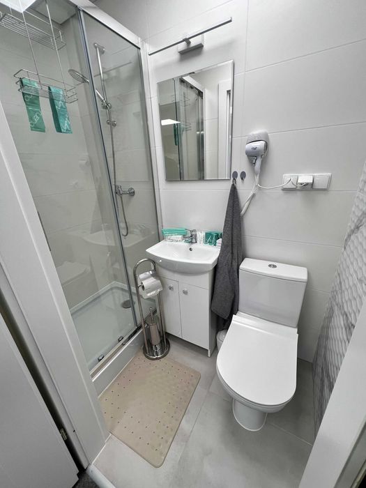 Nowoczesne Pokoje z Łazienkami | Hostel 365 Poznań | Parking | Wi-Fi