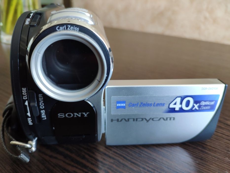 Відеокамера Sony DCR-DVD106E