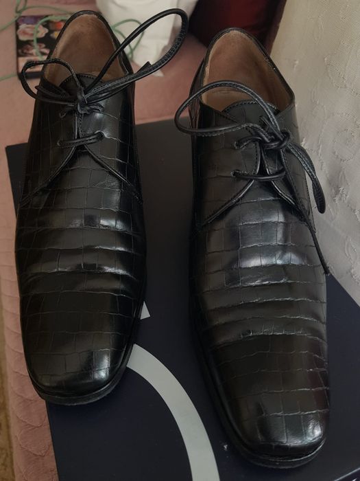 Sapatos pretos com atacadores