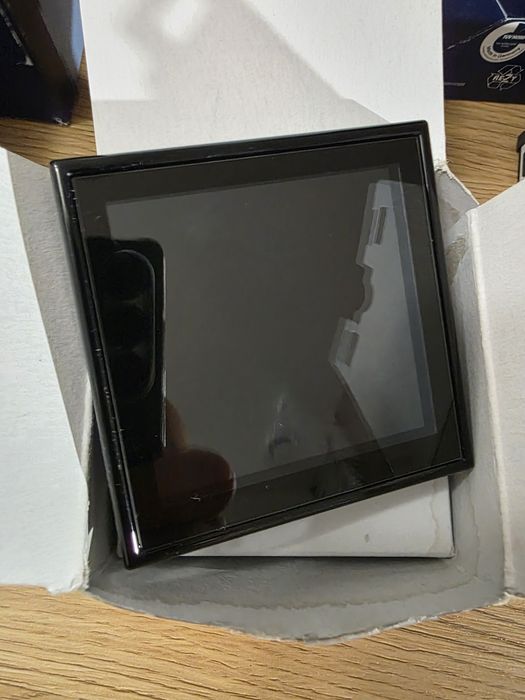JUNG LS459D1SSW panel / sterownik pokojowy KNX LS Touch klawiaturka KNX
1500–1750 zł/szt.
1900–2000 zł