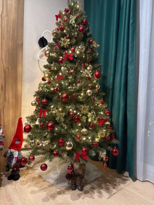 Choinka sztuczna świerk 220 cm + ozdoby + lampki – komplet