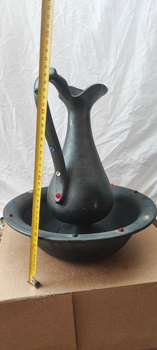 Jarra em barro preto com prato