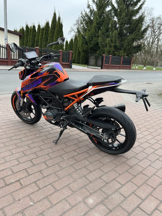 Ktm duke 125.