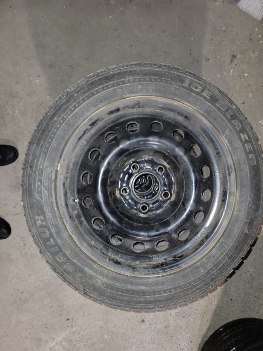 Комплект металевих дисків з шинами.