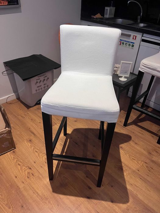 Conjunto Mesa Alta + 4 Cadeiras IKEA + 8 Capas Brancas – Cascais