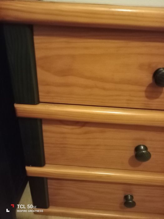 Mesinha de cabeceira em bom estado.