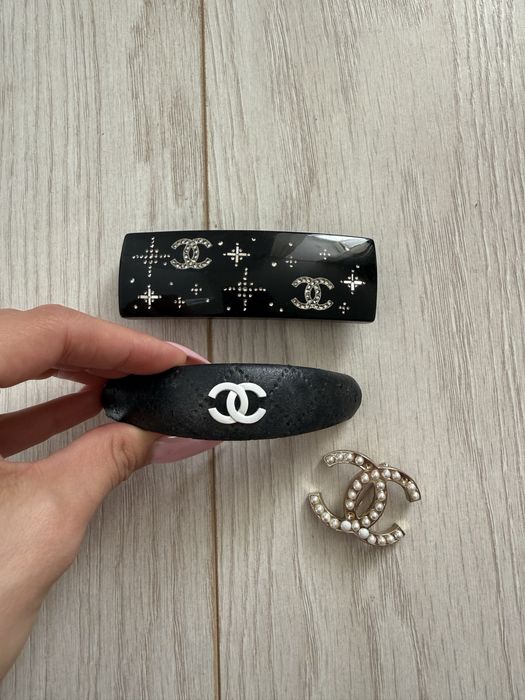 Заколки та брошка Chanel