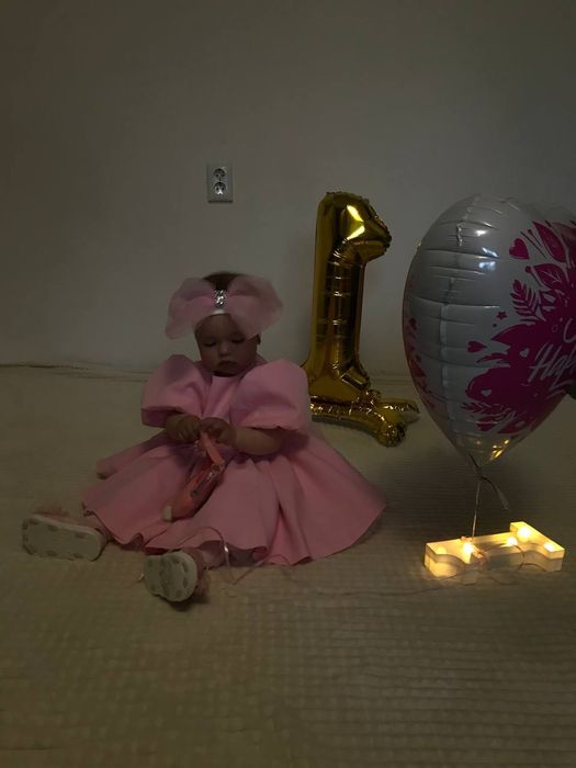 Продаж плаття гарно підходить дівчинці на рочок