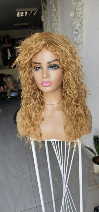 Lekka peruka fale afroloki Frida słoneczny blond naturlany efekt