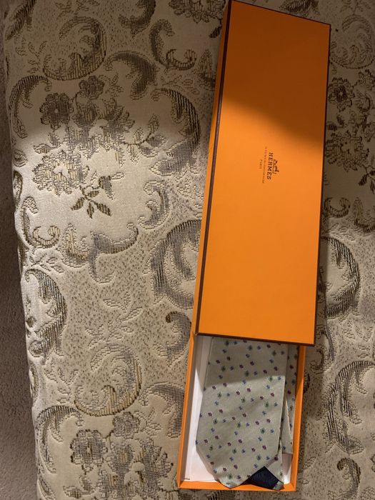 Krawat Hermes jedwabny w pudelku