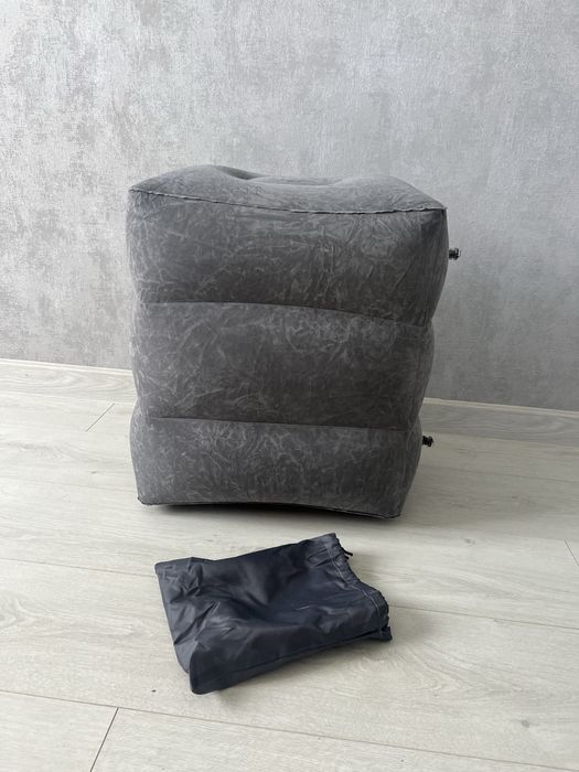 Надувна подушка під ноги в дорогу