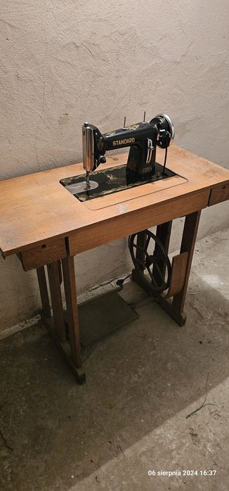 Maszyna do szycia z zabudową, produkcja Zakłady Metalowe Radom