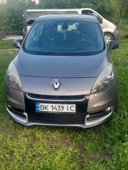 Продавця Рено Сценік 2012року