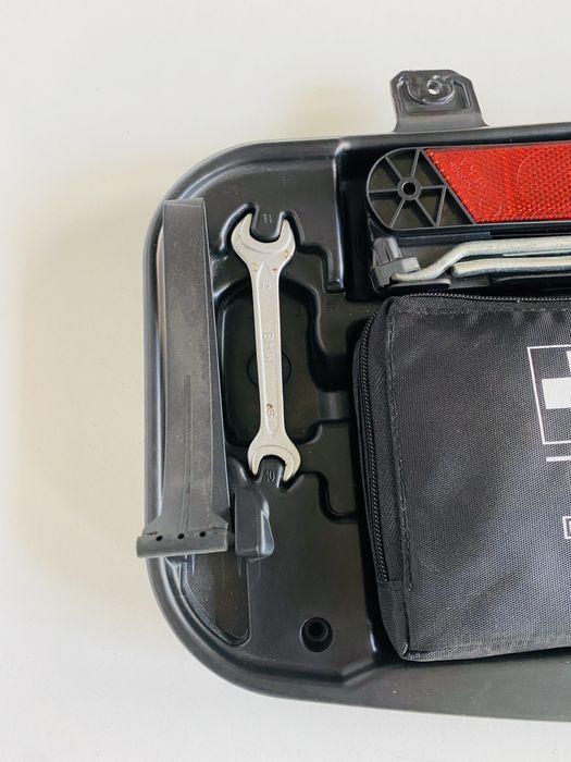 Ніша для Інструментів BMW E60 Викрутка Ключі Аптечка Аварійний Знак