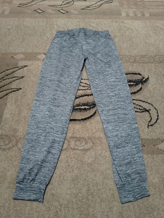 Szare legginsy z czarnymi paskami