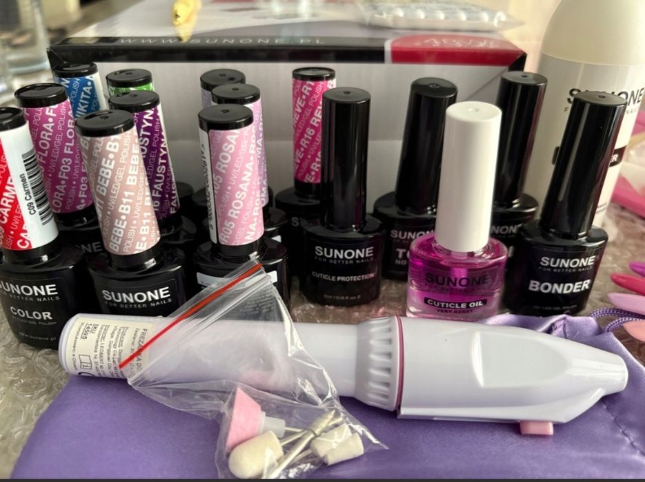 Zestaw z lampą i lakierami do robienia paznokci hybrydowych manicure