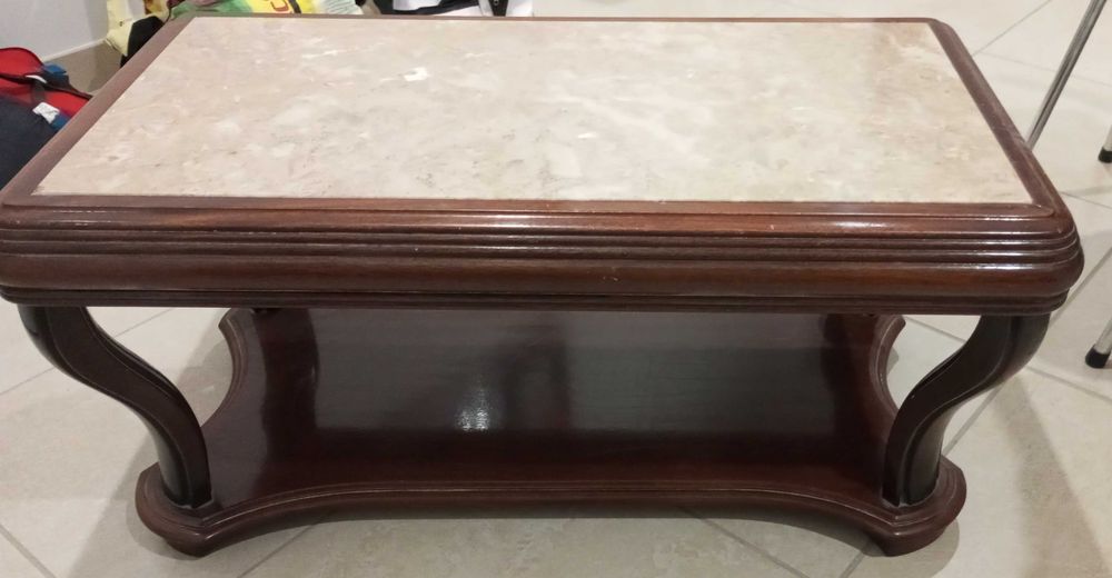 Mesa de centro de madeira com pedra mármore em excelente estado64752334349953121