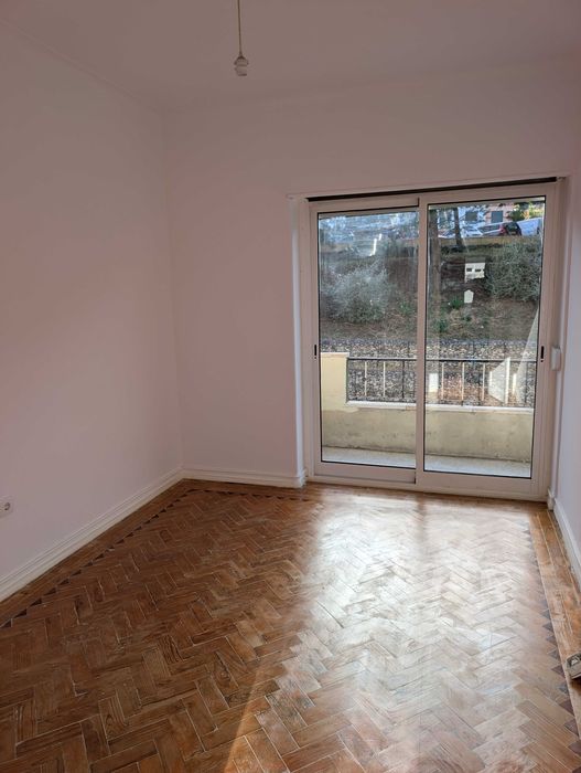 T2 em Algés remodelado com vidros duplos e duas varandas