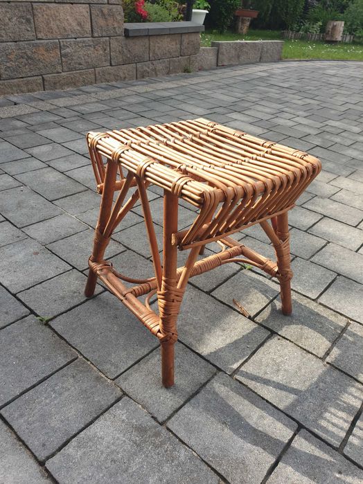 Sprzedam małe krzesełko, taboret wiklinowy