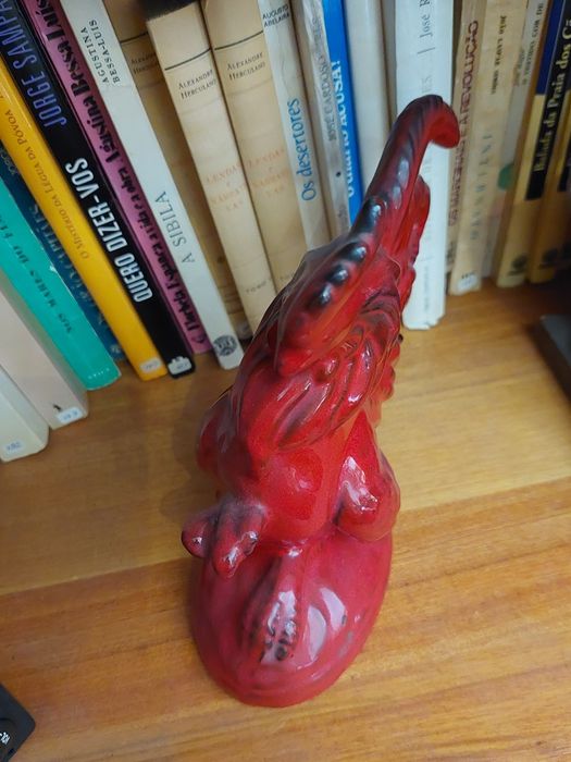 Galo escultura antiga em faianca