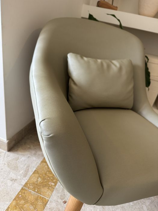 Cadeirão design escandinavo verde soft com pés em madeira natural