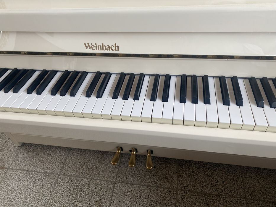 Piękne, białe pianino Weinbach
