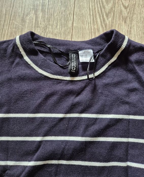 Granatowy sweter z wiskozy w paseczki