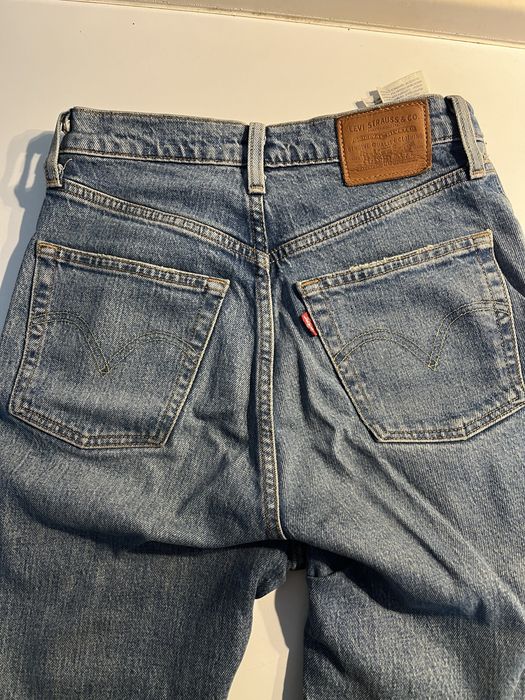 Джинсы levi's premium ribcage straight в размере 25