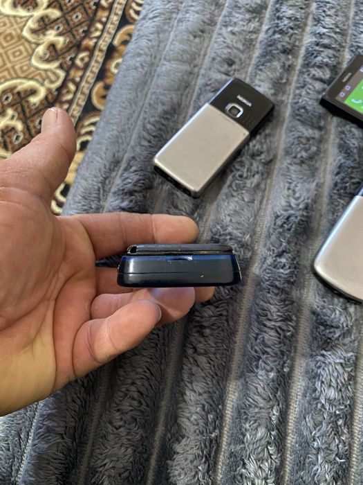 Nokia. Прості але робочі. Старенькі.