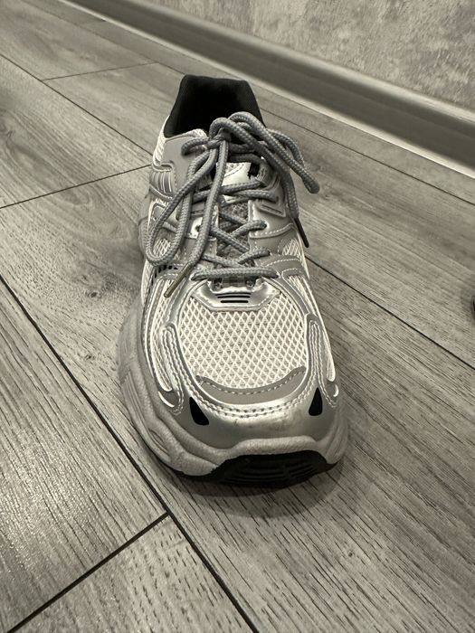 Продам новые женские кросовки