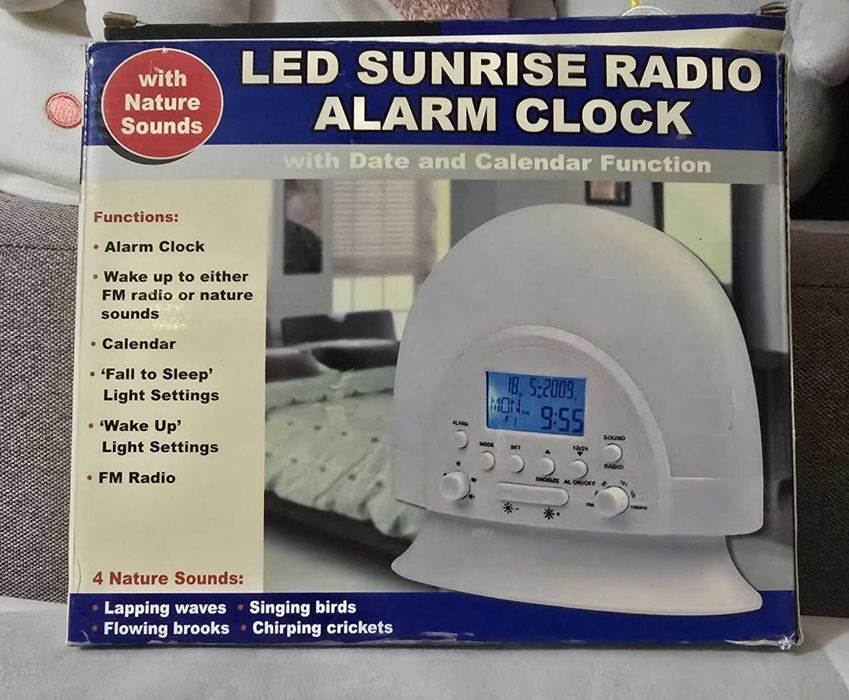 Радіоприймач з функцією нічника та годинника Illuminess (LED Sunrise Radio Alarm Clock, модель 42-04S / LT-399)