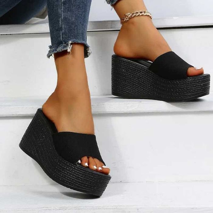 Klapki w kolorze czarnym na koturnie